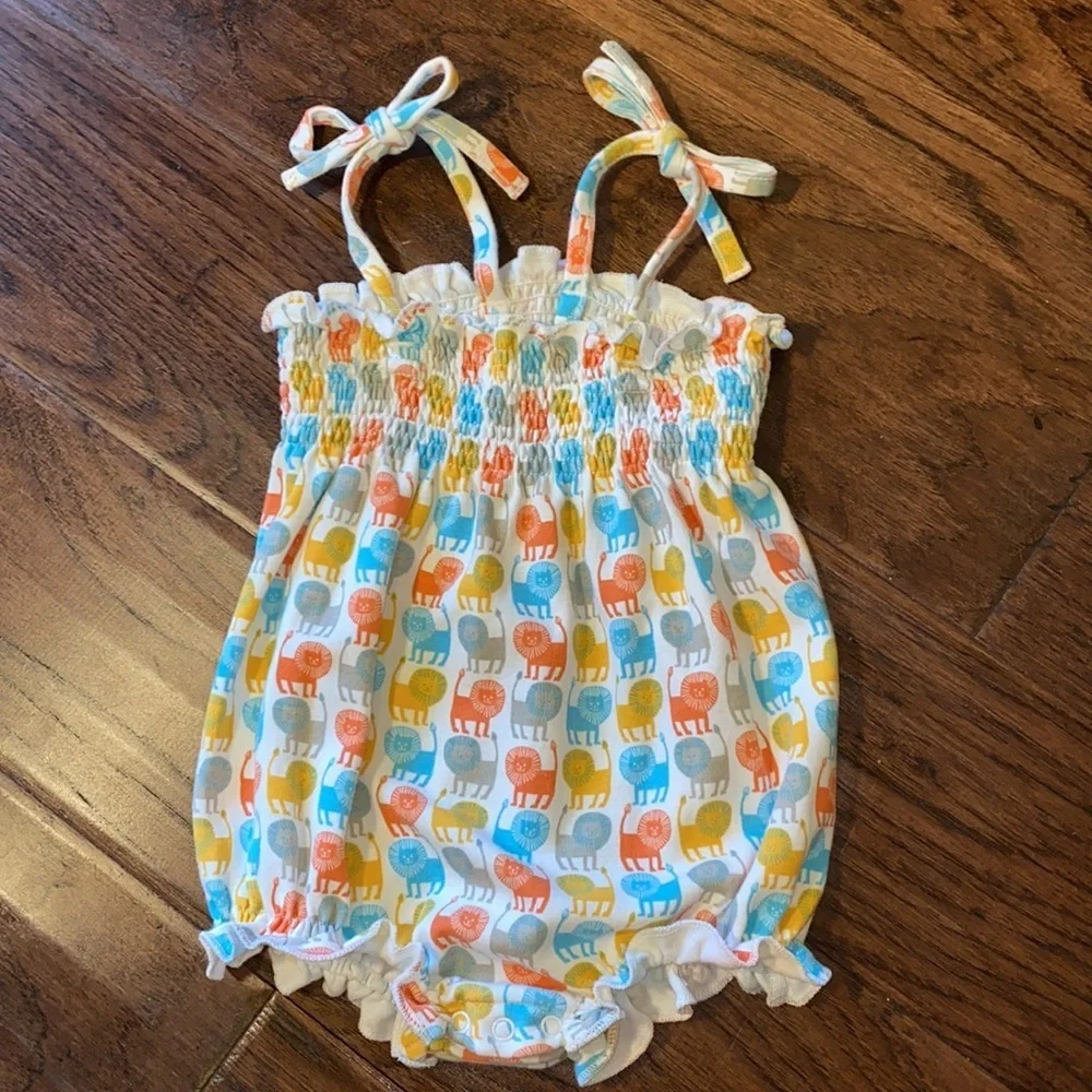 Zutano romper lions 🦁 tie shoulder onesie 0-6 mos​​